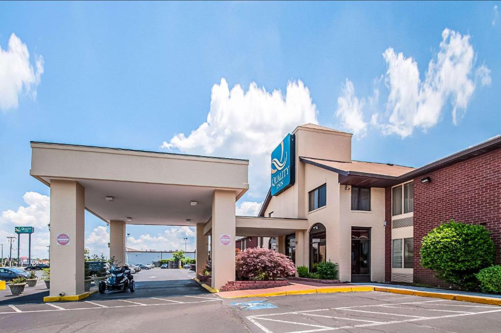 una gasolinera con una motocicleta estacionada en un estacionamiento en Quality Inn near Potomac Mills, en Woodbridge