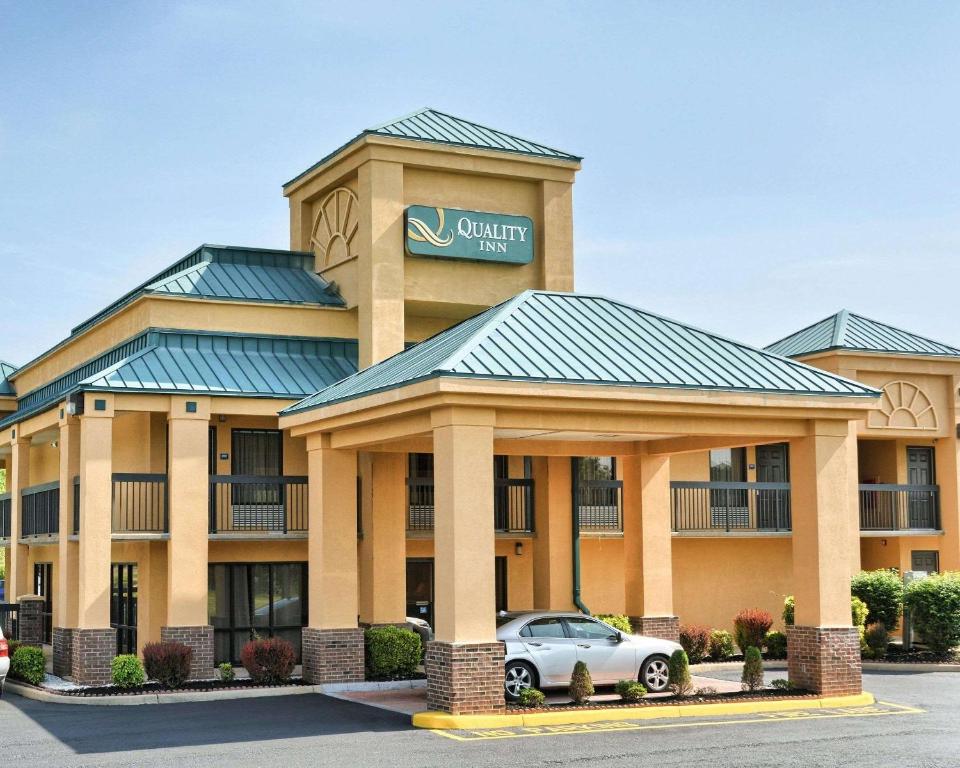 a hotel with a car parked in front of it at Quality Inn Thornburg in Thornburg