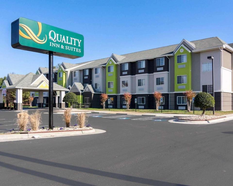 un letrero de la calle frente a un edificio en Quality Inn & Suites Ashland near Kings Dominion en Ashland