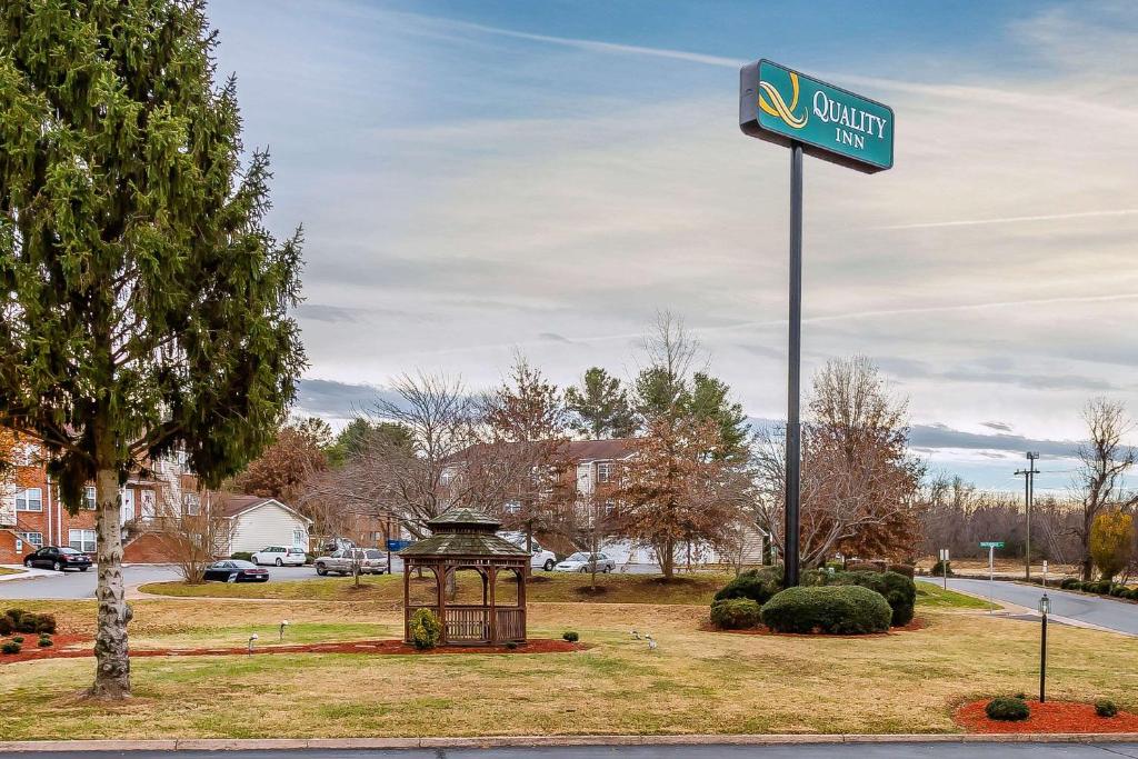 a street sign with a street sign for a country inn at Quality Inn in Culpeper