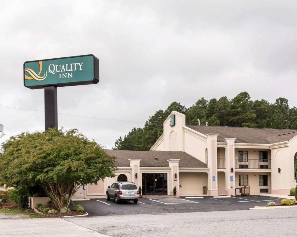a building with a sign for a quality inn at Quality Inn South Hill I-85 in South Hill