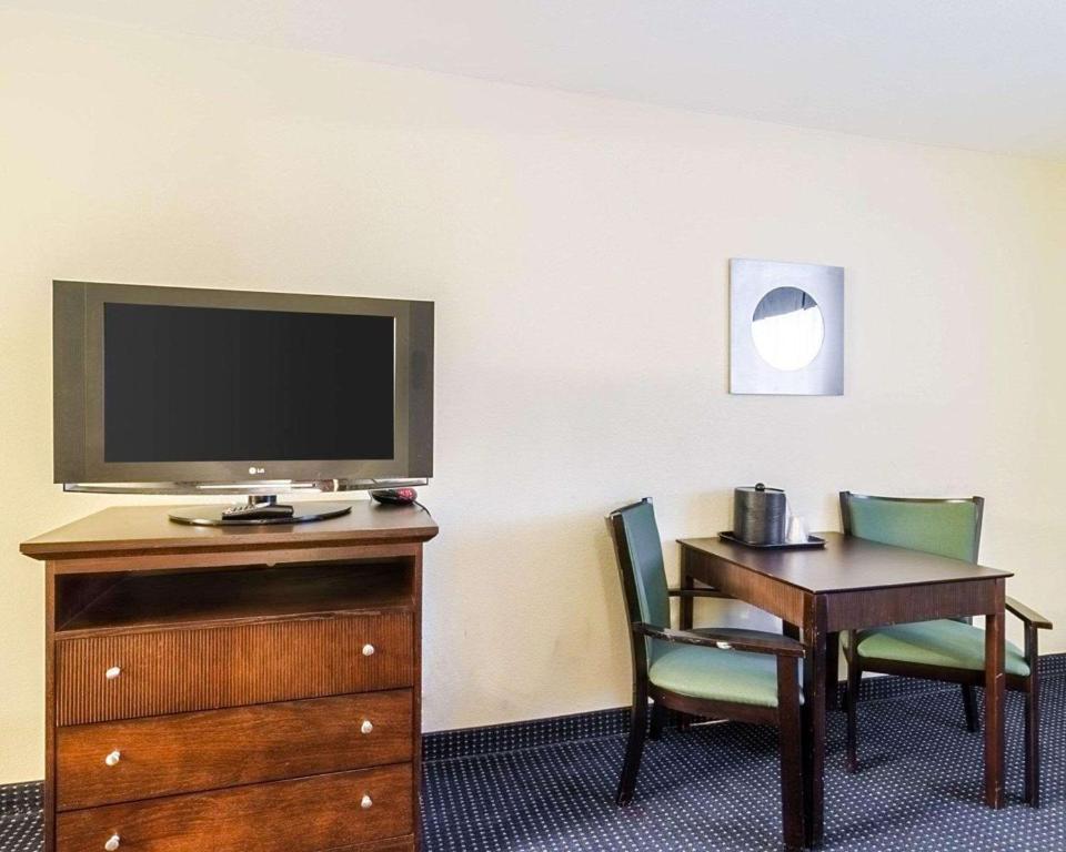 Rodeway Inn & Suites Williamsburg Central - King Suite - Non-Smoking/Poolside