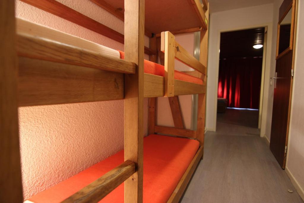 Palanda nebo palandy na pokoji v ubytování Serac Appartements VTI