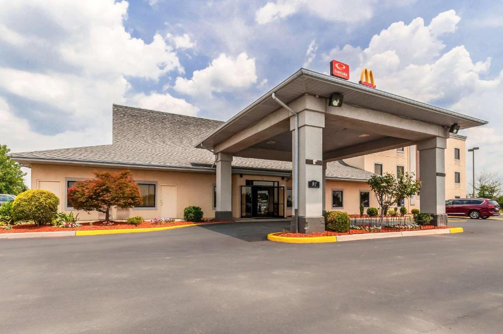 a mobil gas station with a sign on it at Econo Lodge Inn & Suites in Middletown