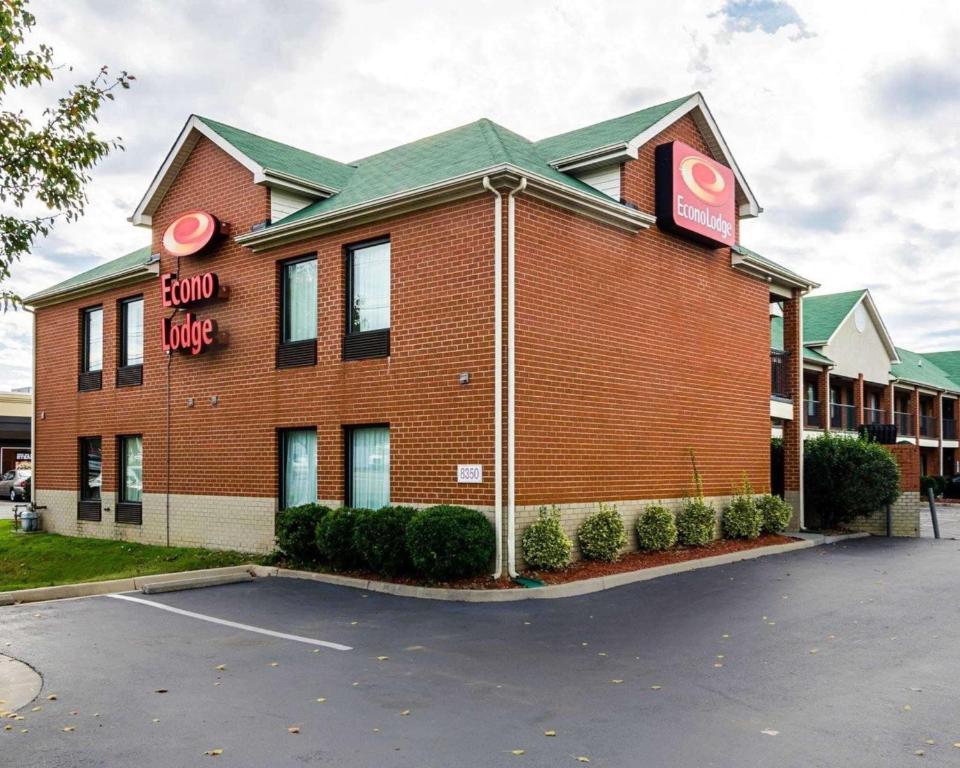 un hotel con un cartel en el lateral de un edificio en Econo Lodge, en Richmond