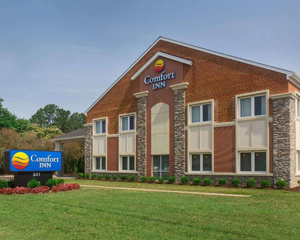 a building with a sign in front of it at Comfort Inn Williamsburg Gateway in Williamsburg