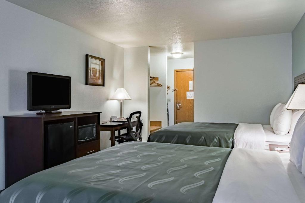 Postel nebo postele na pokoji v ubytování Quality Inn & Suites Vancouver North
