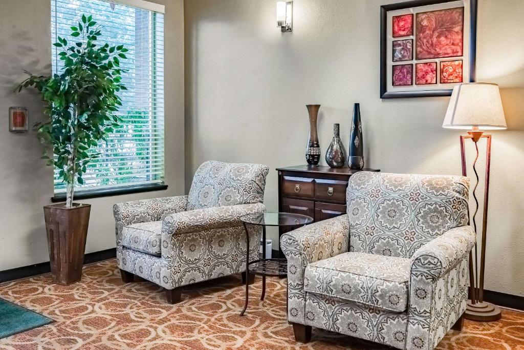 Posezení v ubytování Quality Inn & Suites Vancouver North