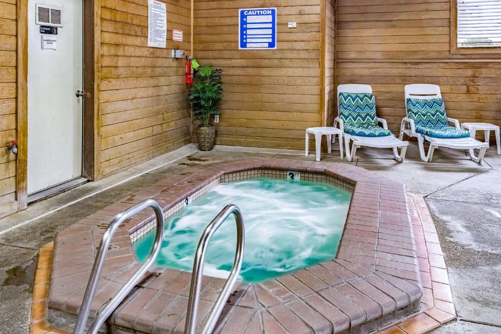 Bazén v ubytování Quality Inn & Suites Vancouver North nebo v jeho okolí