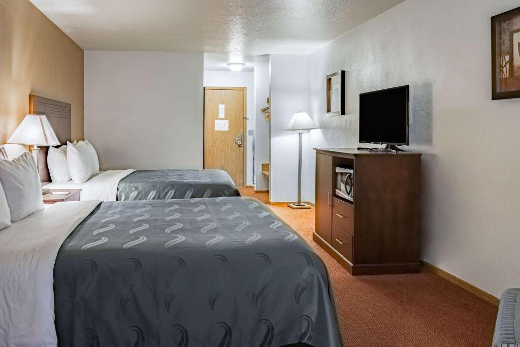 Postel nebo postele na pokoji v ubytování Quality Inn & Suites Vancouver North