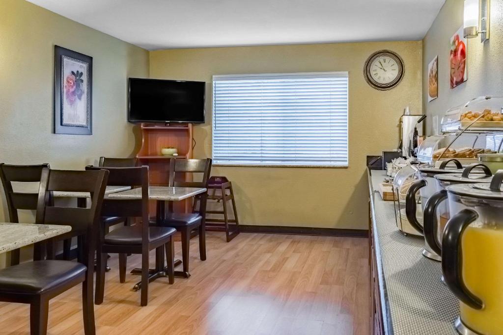 Kuchyň nebo kuchyňský kout v ubytování Quality Inn & Suites Vancouver North