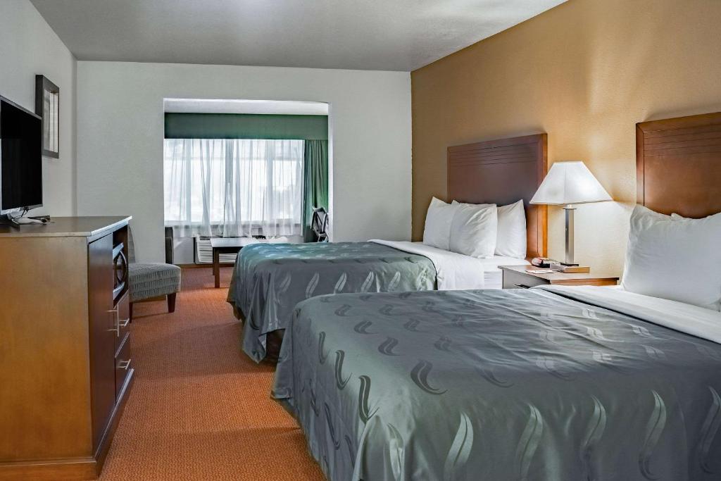 Postel nebo postele na pokoji v ubytování Quality Inn & Suites Vancouver North