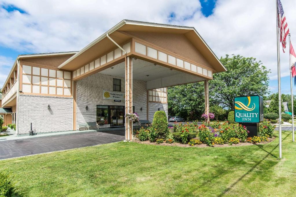 una clubhouse con un cartello di fronte a un edificio di Quality Inn Shelburne - Burlington a Shelburne