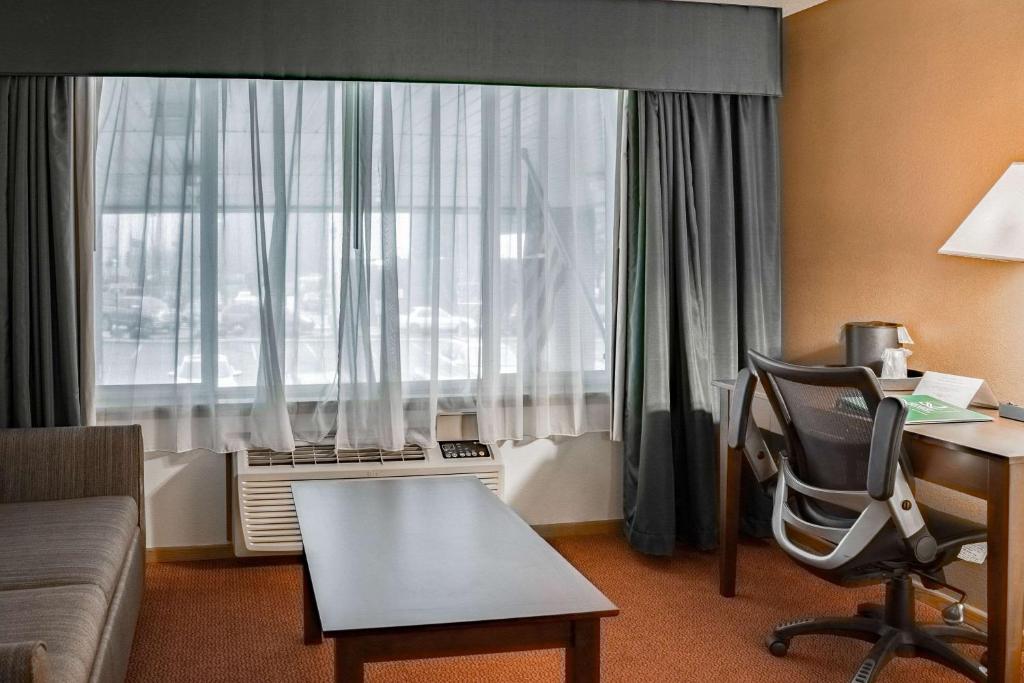 Posezení v ubytování Quality Inn & Suites Vancouver North