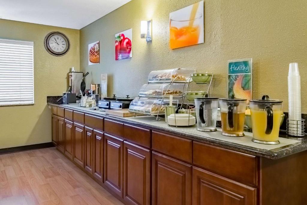 Kuchyň nebo kuchyňský kout v ubytování Quality Inn & Suites Vancouver North