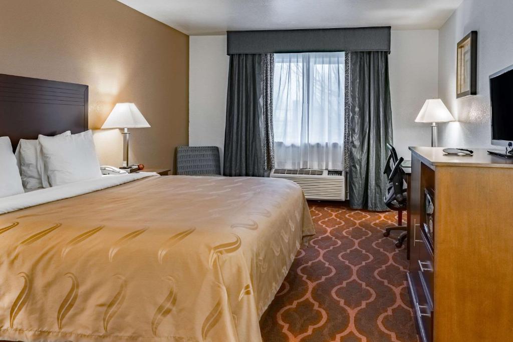 Postel nebo postele na pokoji v ubytování Quality Inn & Suites Vancouver North