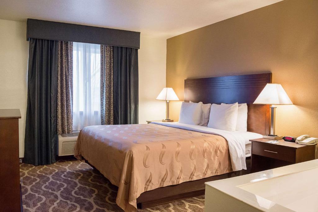 Postel nebo postele na pokoji v ubytování Quality Inn & Suites Vancouver North