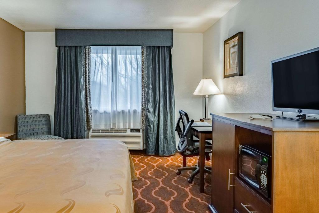 Postel nebo postele na pokoji v ubytování Quality Inn & Suites Vancouver North