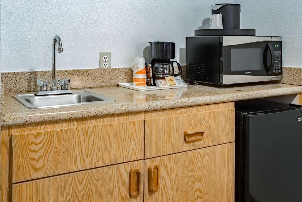 Kuchyň nebo kuchyňský kout v ubytování Quality Inn & Suites Vancouver North