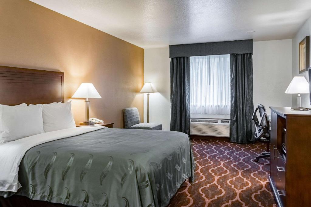 Postel nebo postele na pokoji v ubytování Quality Inn & Suites Vancouver North
