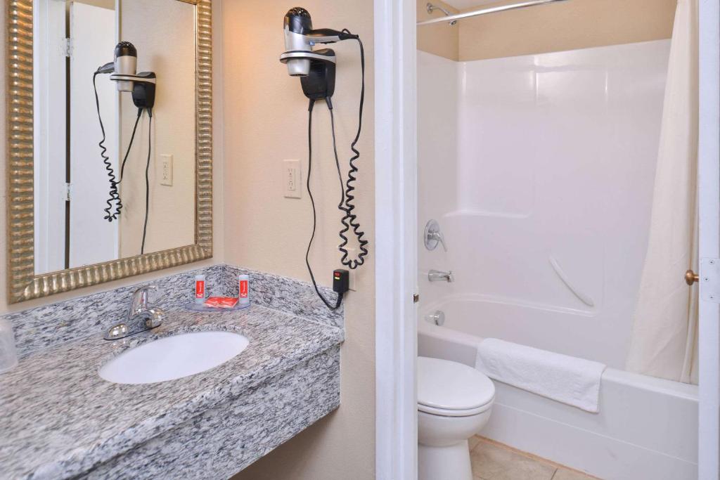 Koupelna v ubytování Econo Lodge