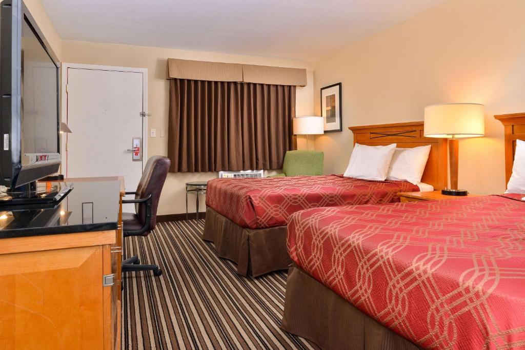 Postel nebo postele na pokoji v ubytování Econo Lodge