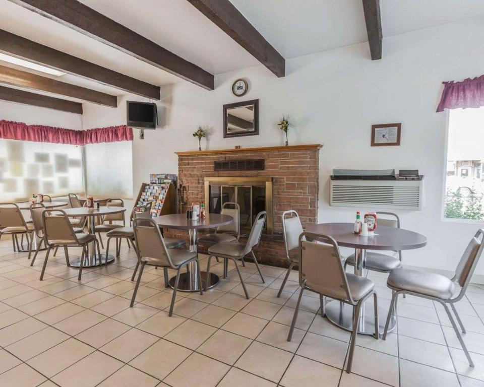 Posezení v ubytování Rodeway Inn & Suites Omak - Okanogan