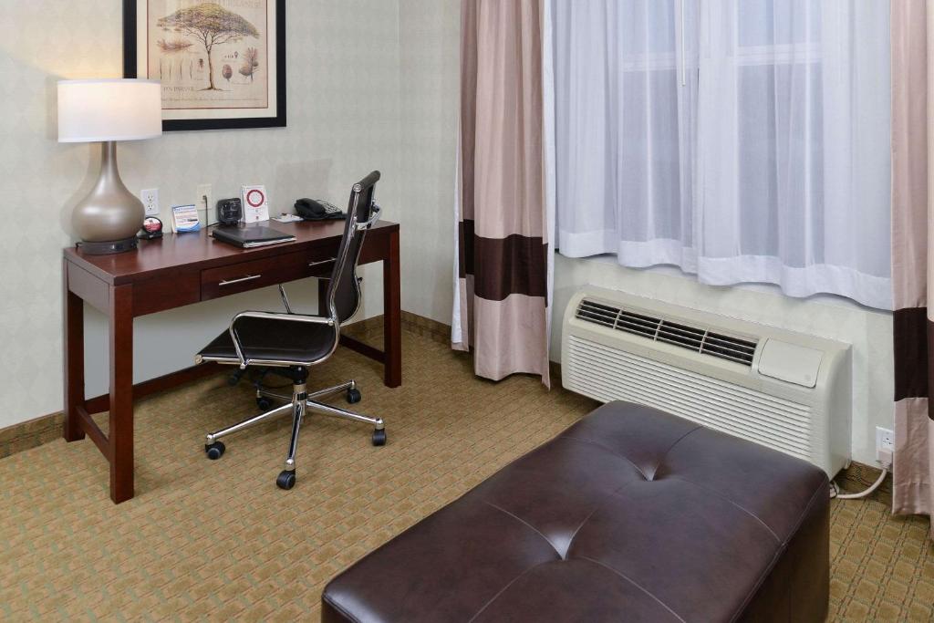 Postel nebo postele na pokoji v ubytování Comfort Suites Airport Tukwila Seattle