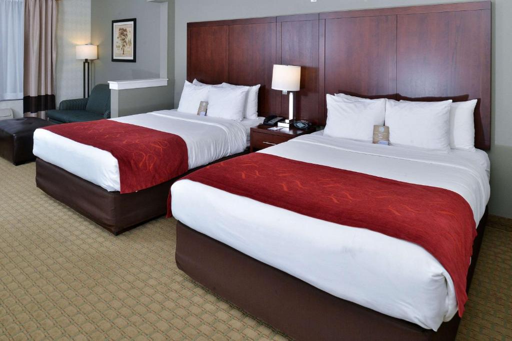 Postel nebo postele na pokoji v ubytování Comfort Suites Airport Tukwila Seattle
