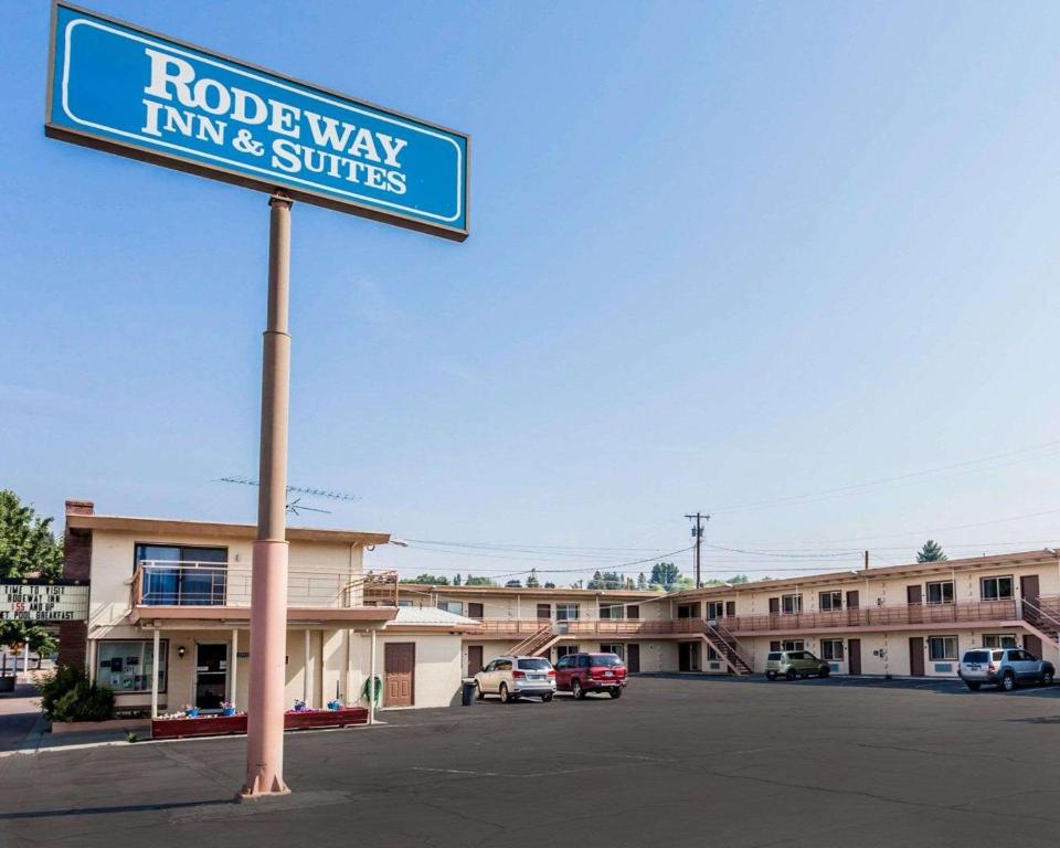 um sinal para a estalagem e suites roeland way num parque de estacionamento em Rodeway Inn & Suites Omak - Okanogan em Omak