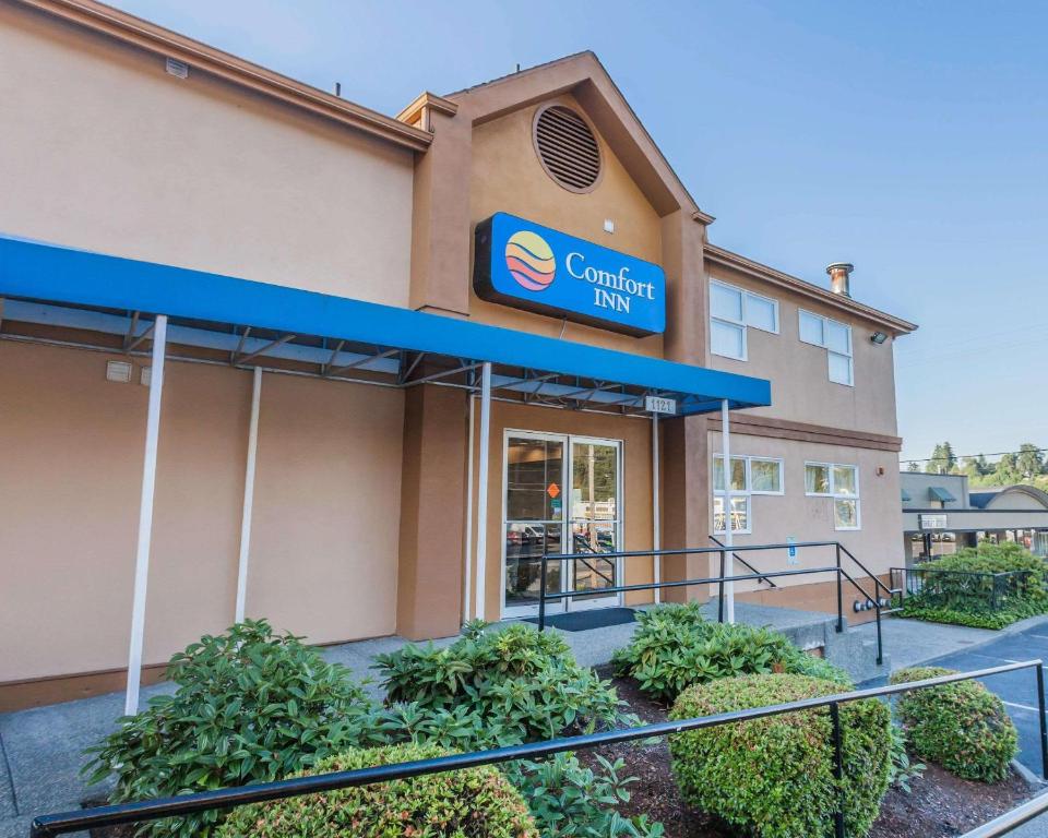 a building with a sign that reads compton inn at Comfort Inn On the Bay in Port Orchard