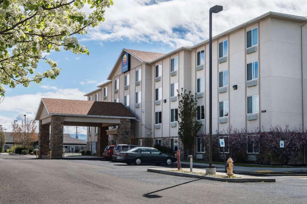 un grand bâtiment avec une voiture garée devant lui dans l'établissement Comfort Inn & Suites, à Walla Walla