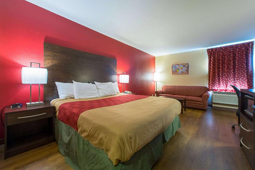 Postel nebo postele na pokoji v ubytování Econo Lodge