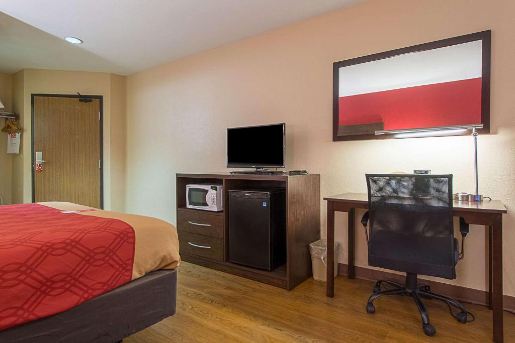 TV a/nebo společenská místnost v ubytování Econo Lodge