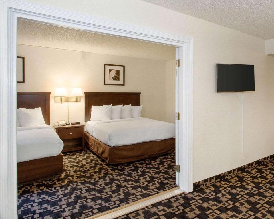 Postel nebo postele na pokoji v ubytování MorningGlory Inn & Suites