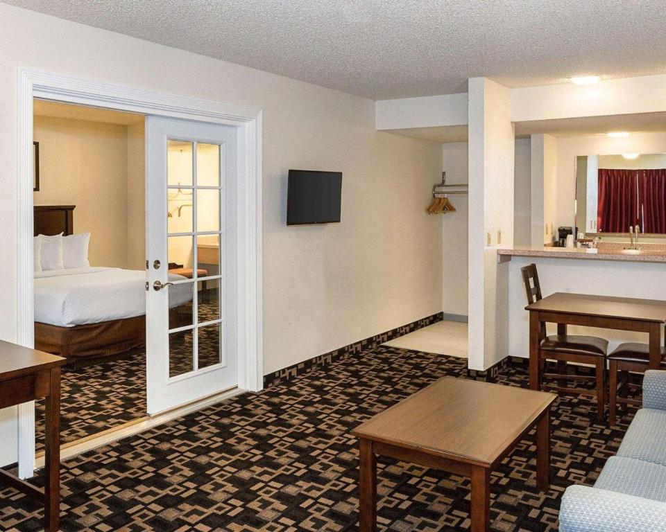TV a/nebo společenská místnost v ubytování MorningGlory Inn & Suites