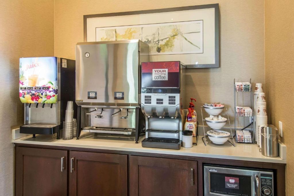 Kuchyň nebo kuchyňský kout v ubytování Comfort Inn & Suites