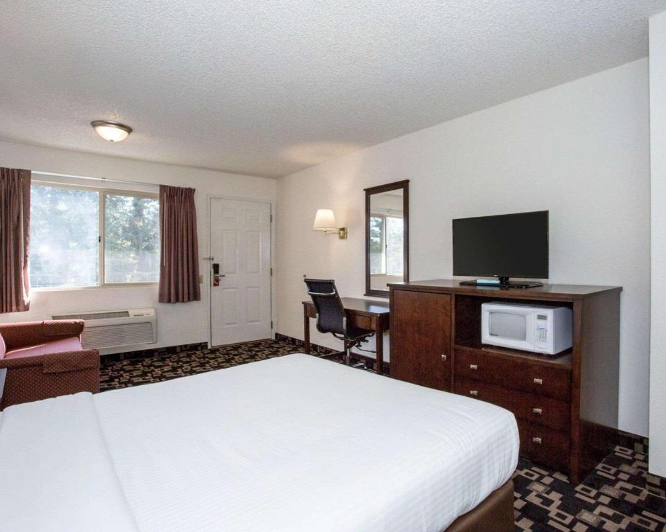 TV a/nebo společenská místnost v ubytování MorningGlory Inn & Suites