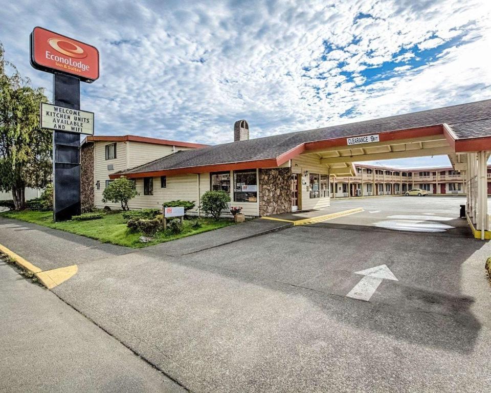 um parque de estacionamento vazio em frente a um hotel em Econo Lodge Inn & Suites em Hoquiam