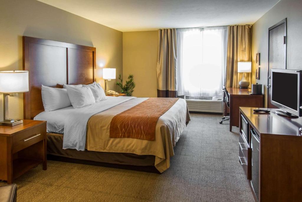Postel nebo postele na pokoji v ubytování Comfort Inn & Suites