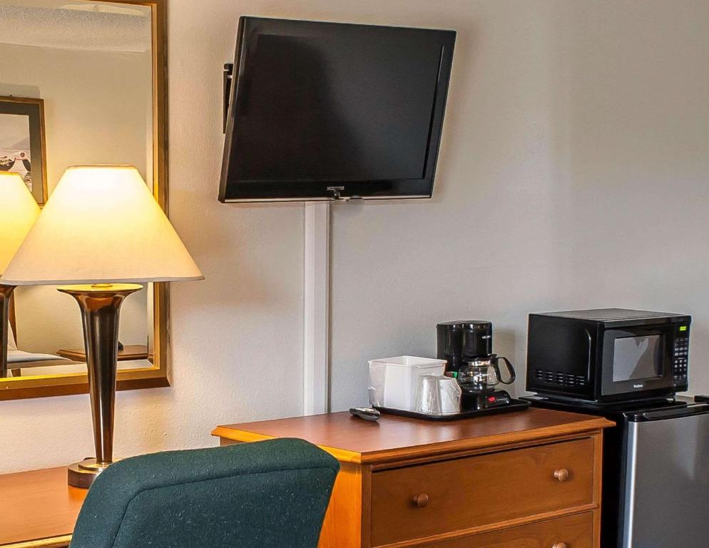 Econo Lodge Inn & Suites - Sala Queen - Não Fumante