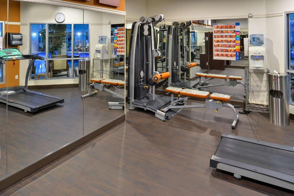 Fitness centrum a/nebo fitness zařízení v ubytování Comfort Suites Airport Tukwila Seattle