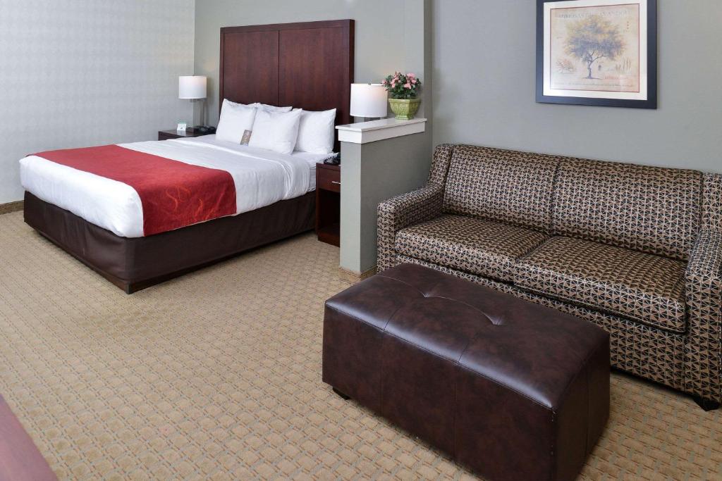 Postel nebo postele na pokoji v ubytování Comfort Suites Airport Tukwila Seattle