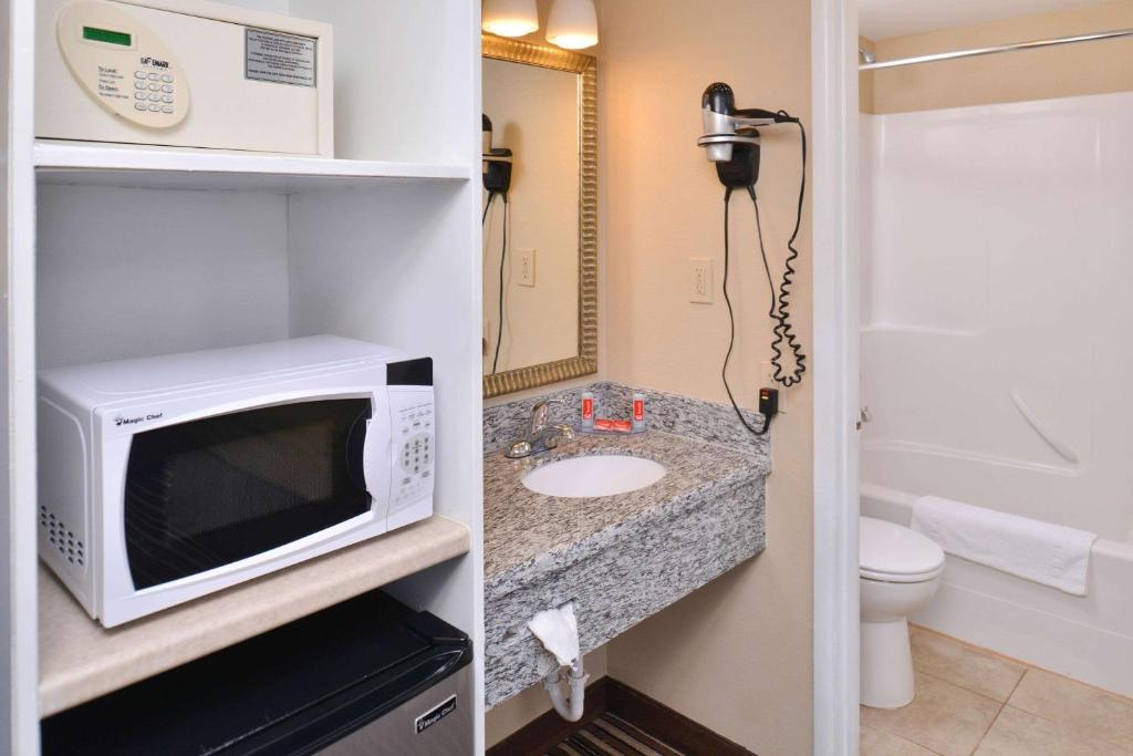 Koupelna v ubytování Econo Lodge
