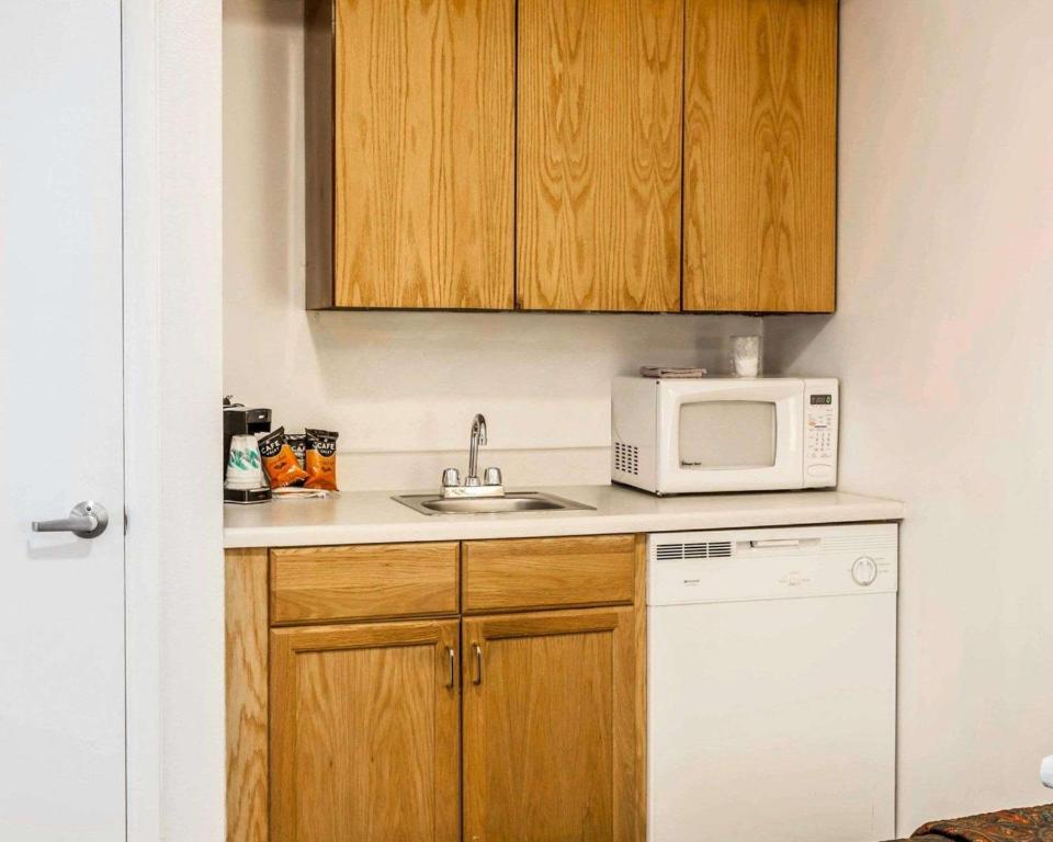 Kuchyň nebo kuchyňský kout v ubytování Rodeway Inn & Suites Omak - Okanogan