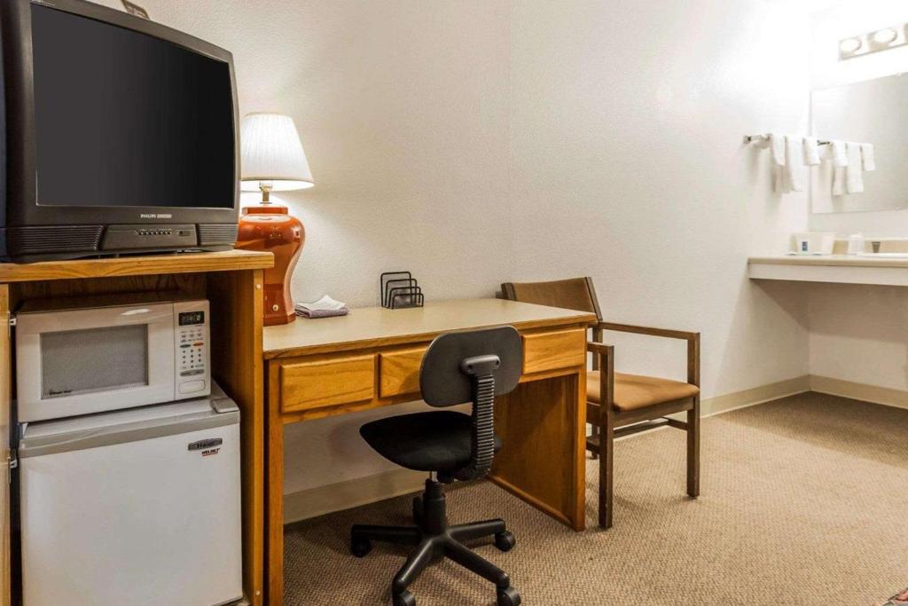 Kuchyň nebo kuchyňský kout v ubytování Rodeway Inn & Suites Omak - Okanogan