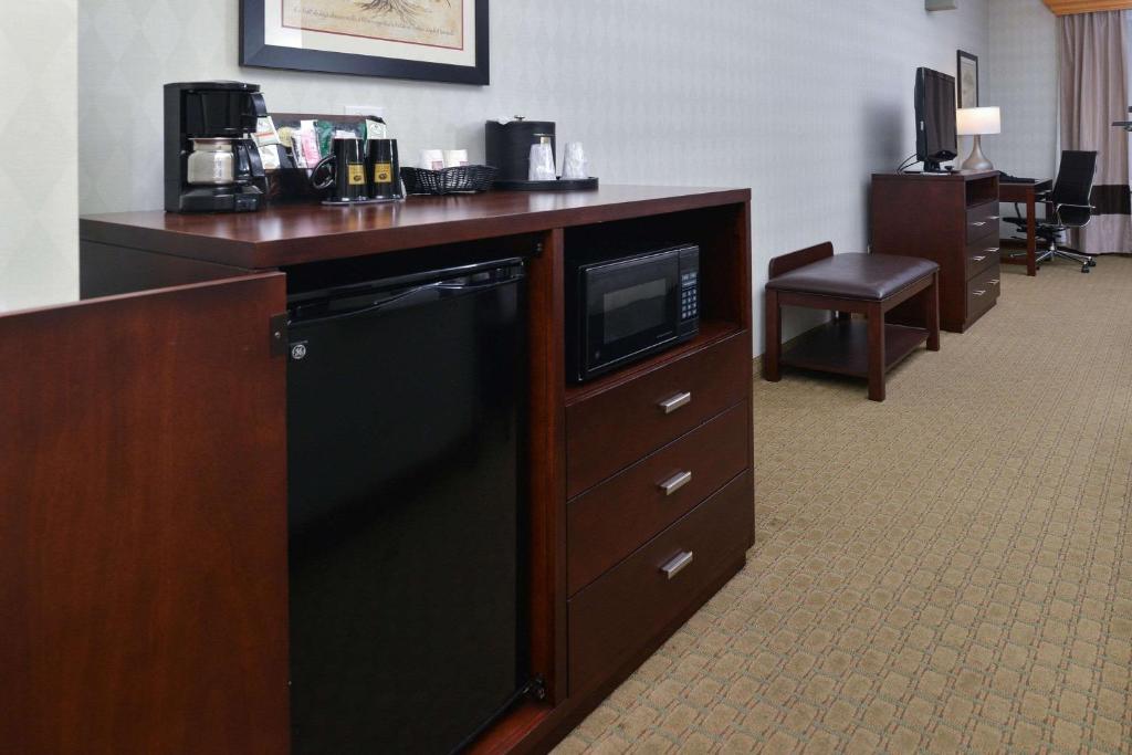 Kuchyň nebo kuchyňský kout v ubytování Comfort Suites Airport Tukwila Seattle