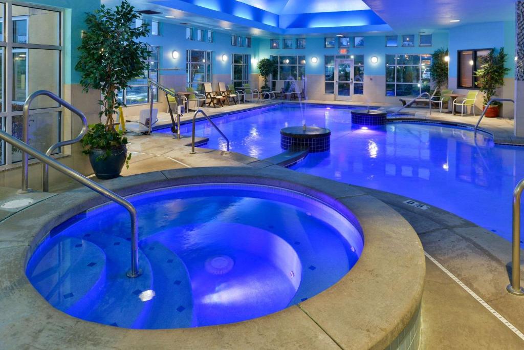 Bazén v ubytování Comfort Suites Airport Tukwila Seattle nebo v jeho okolí