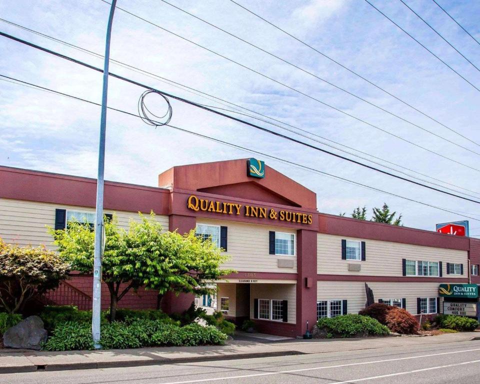 a view of a quality inn and suites at Quality Inn & Suites Bremerton near Naval Shipyard in Bremerton