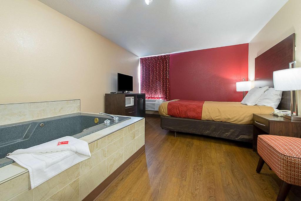 Postel nebo postele na pokoji v ubytování Econo Lodge